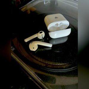 Like New: Apple AirPods, White